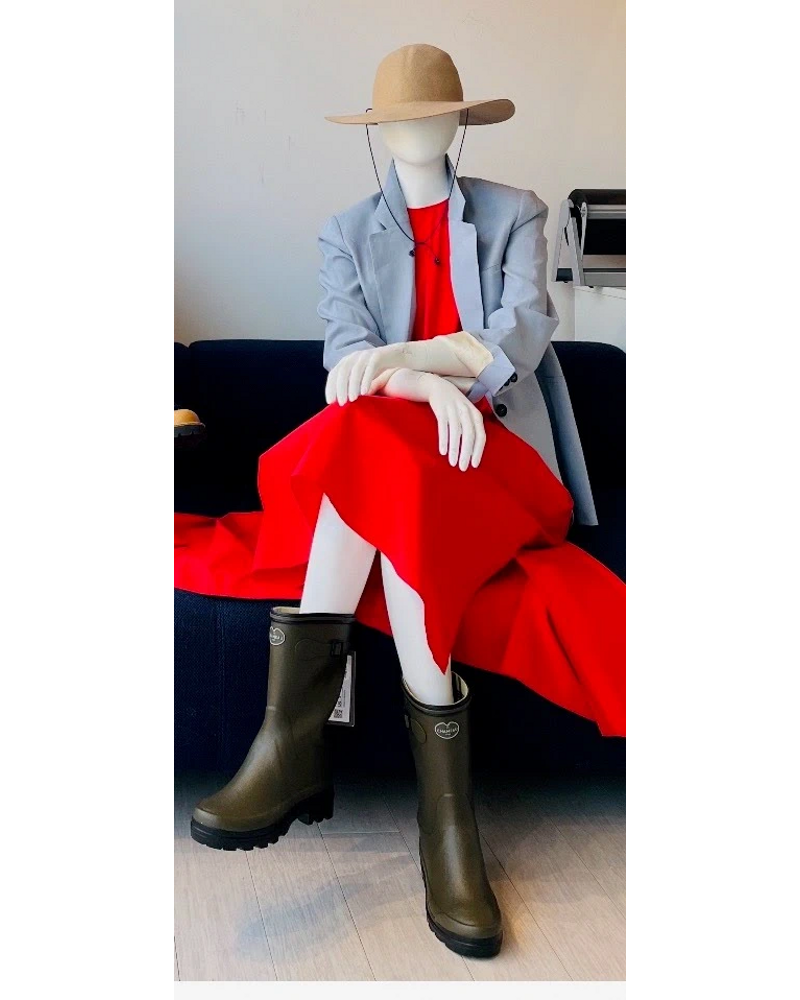 Crossed-leg sitting egghead female mannequin in matte white