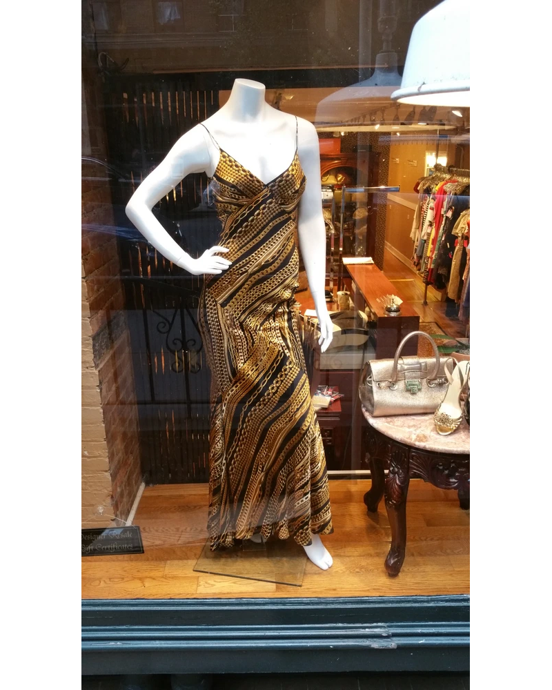 Headless female mannequin with right hand on waist in matte white